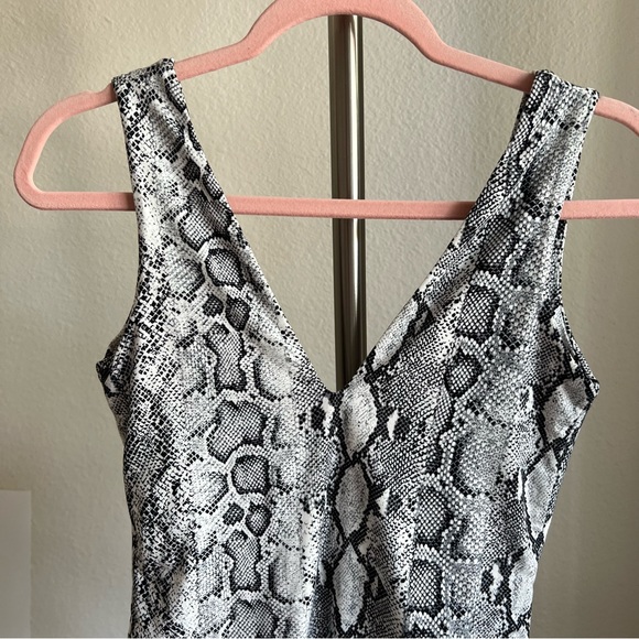 ⭕️SOLD⭕️Fore snakeskin bodysuit size medium body suit Gray White - Picture 4 of 12
